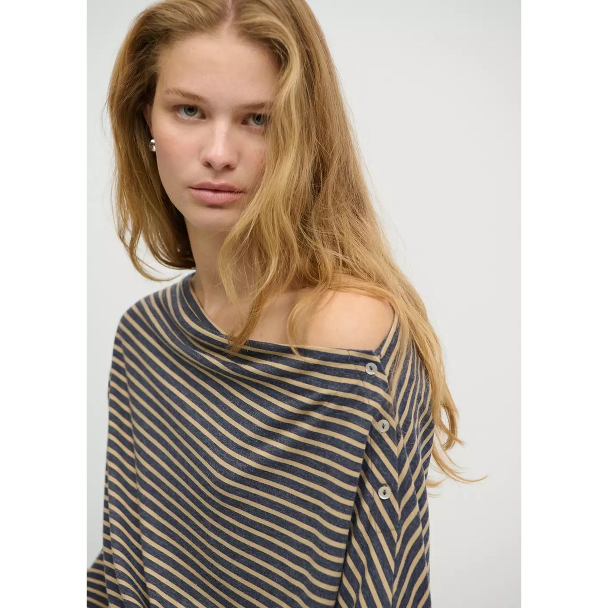 T-shirt rayé épaule dénudée bleu marine, MANGO TEEN