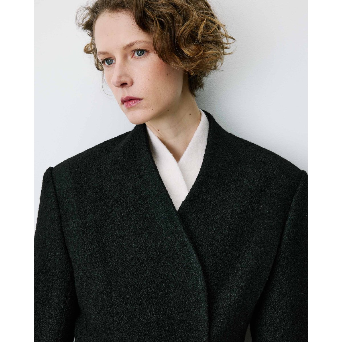 Blazer croisé en laine mélangée sans revers ecru Berlin noir, GRACE & MILA