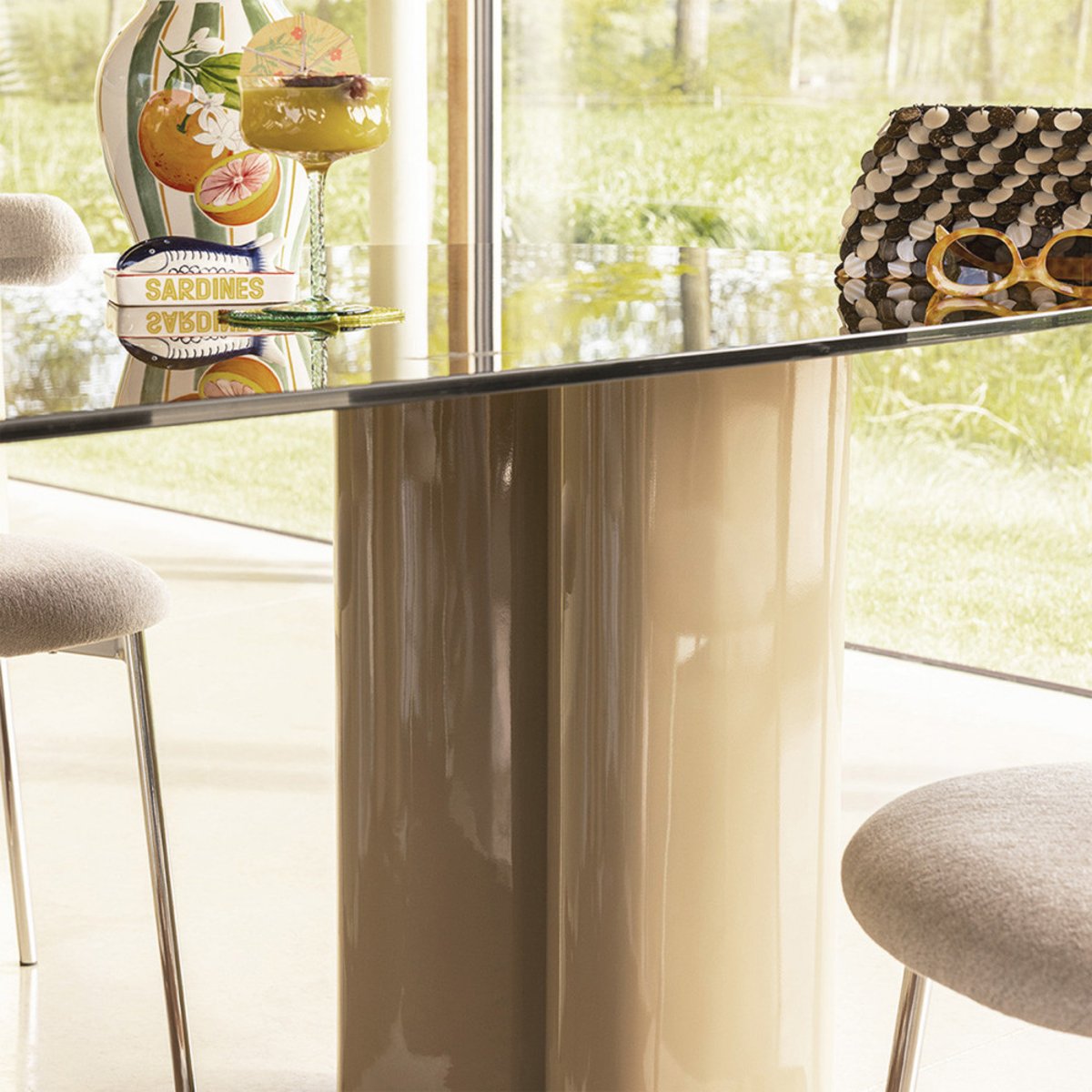 Table à manger 8 personnes en verre et pieds bois laqué beige- ALTY verre ambré, DRAWER