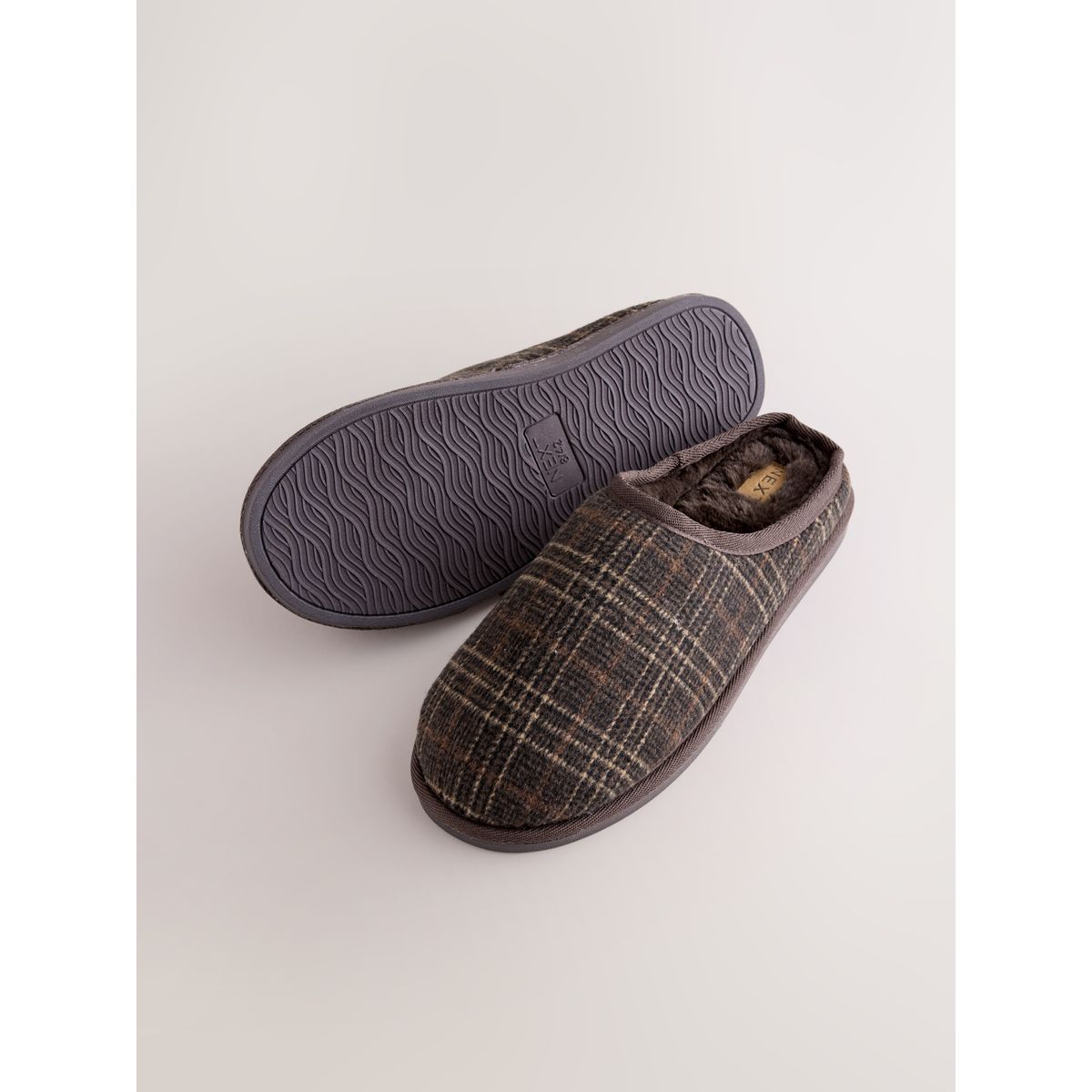 Chaussons mules à carreaux marron, NEXT