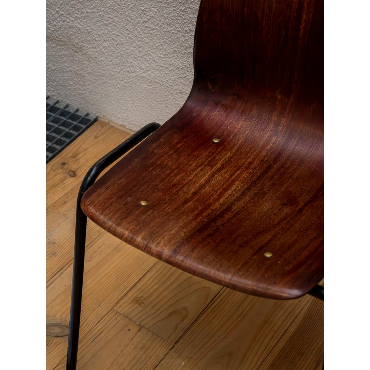 Paire de chaises en contreplaqué foncé Alma N°2105 - Bon état bois foncé, DEBONGOUT