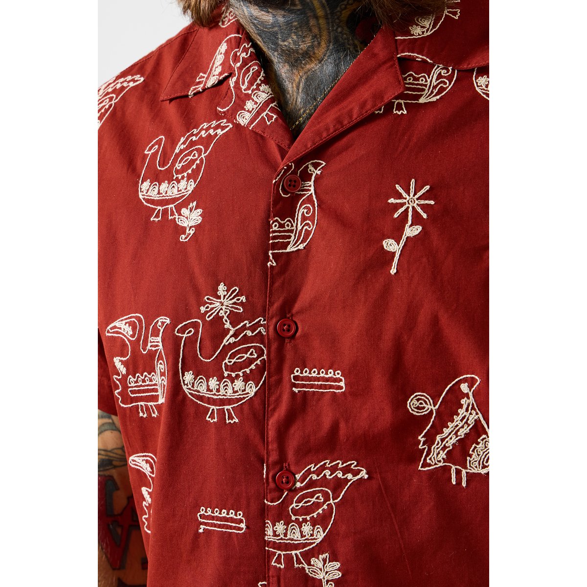 Chemise à col ouvert brodée motif oiseau orange, JOE BROWNS