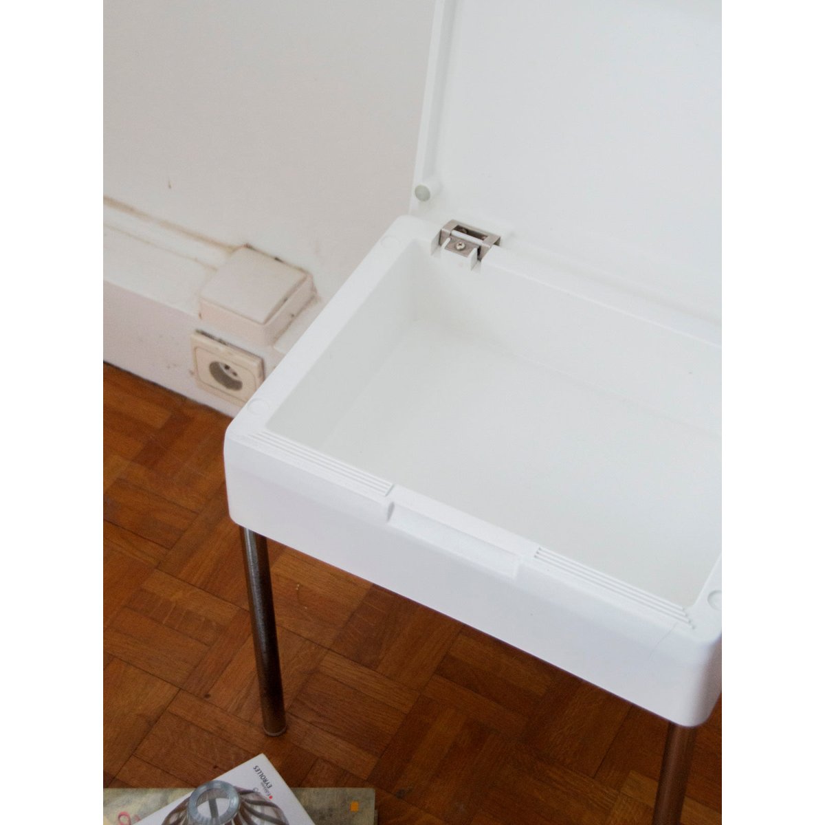 Table d'appoint chromée et blanche Hanna N°793 - Bon état blanc, DEBONGOUT