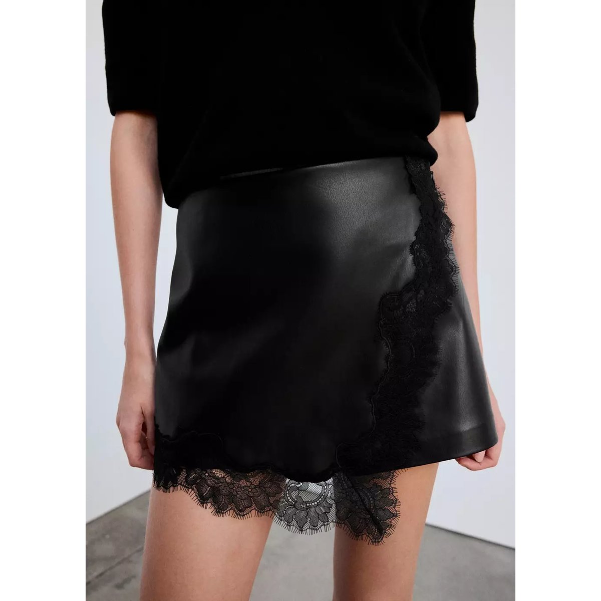 Jupe short cuir synthétique noir, MANGO