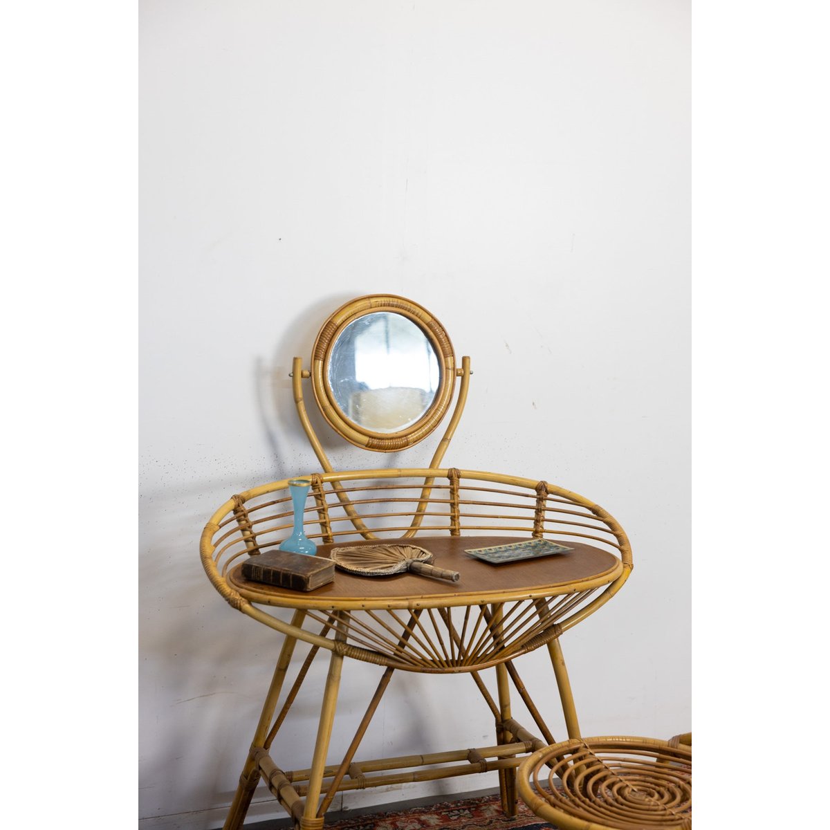Coiffeuse et sa chaise en rotin Louise N°354 - Bon état bois clair, DEBONGOUT
