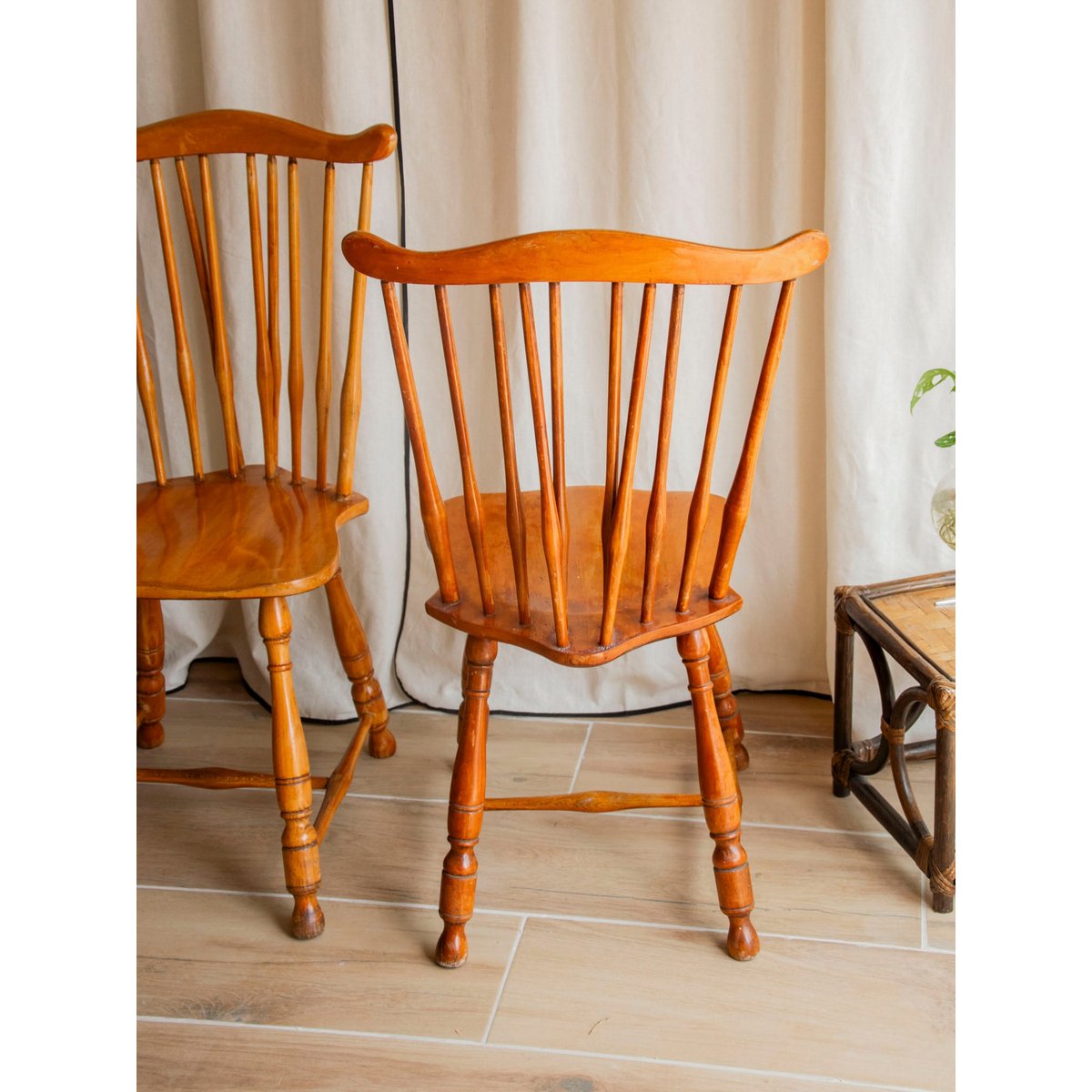 Paire de chaises au style western Claude N°1450 - Bon état bois clair, DEBONGOUT