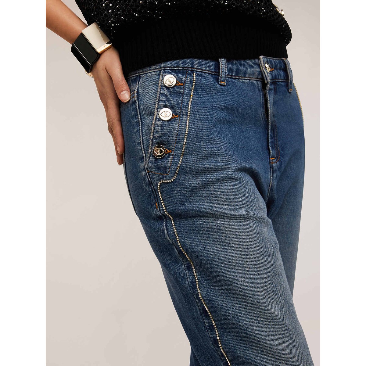 Jean avec motif bouton et chaîne en métal bleu, MOTIVI