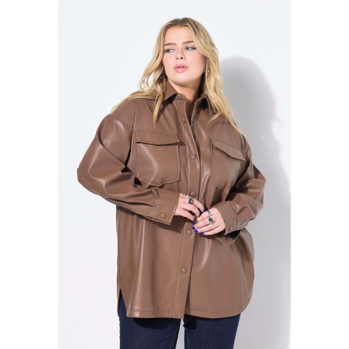 Chemise oversize en simili. Manches longues daim foncé, STUDIO UNTOLD