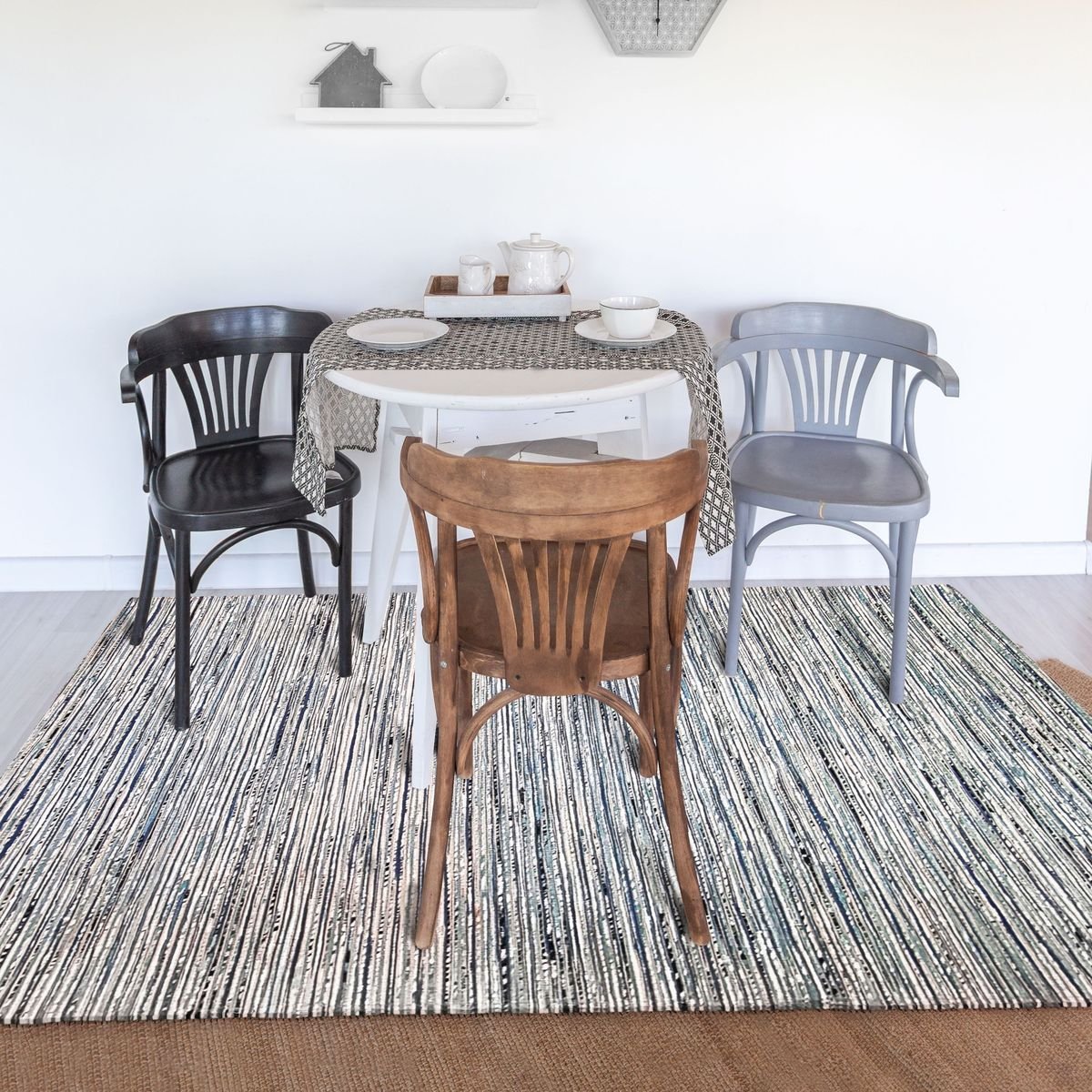 Tapis tressé fausse soie, chanvre, laine   EFFLUVE gris, THE DECO FACTORY