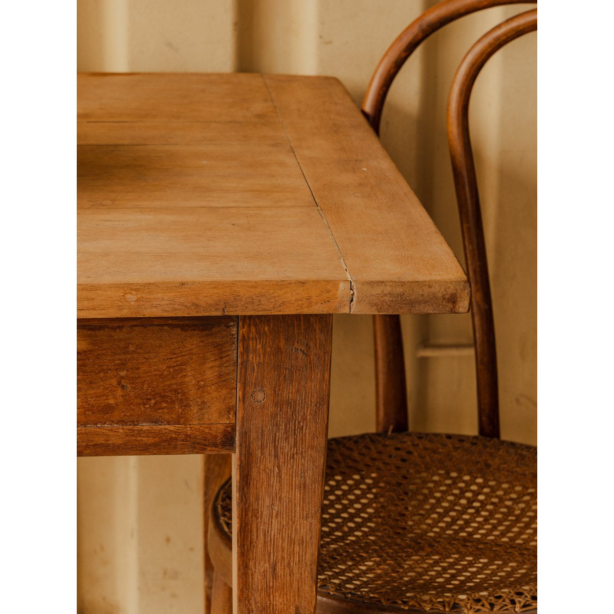 Table à manger en bois Romy N°1550 - Bon état bois foncé, DEBONGOUT