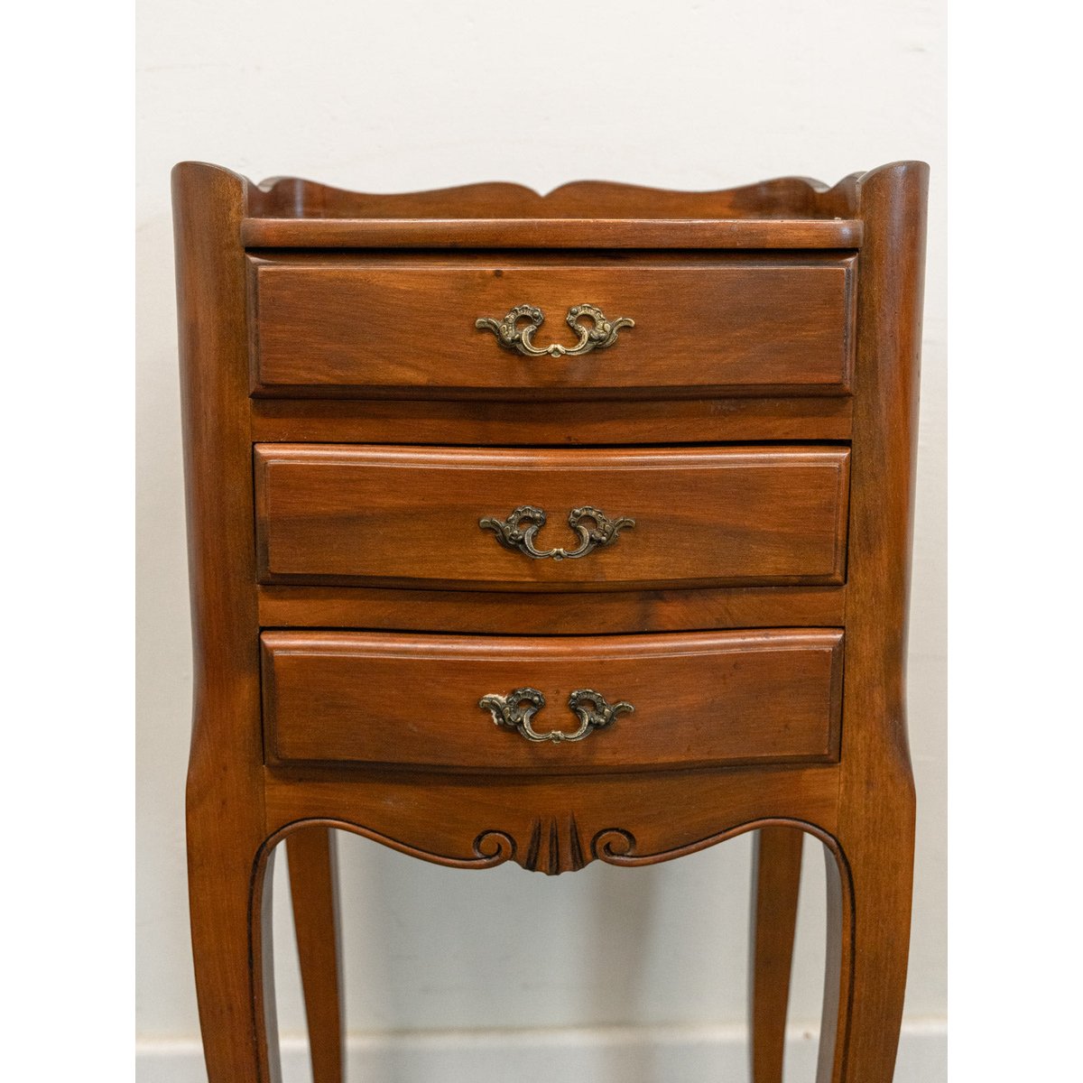 Paire de chevets en bois style Louis XV Odile N°1438 - Bon état bois foncé, DEBONGOUT