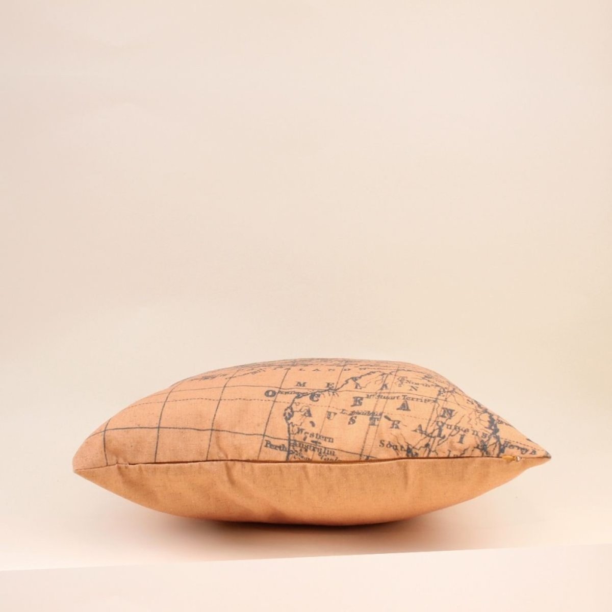 Coussin carte du monde 45cm beige, ORNAMI