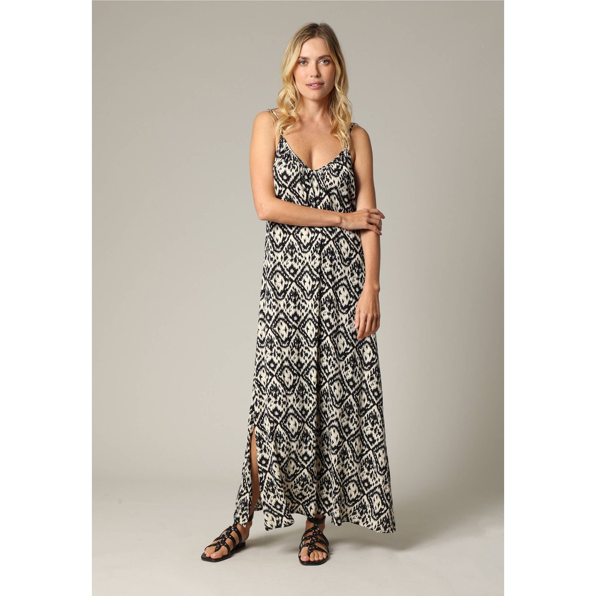 Robe longue ethnique à fines bretelles en crêpe de viscose BILIANA black, DEELUXE