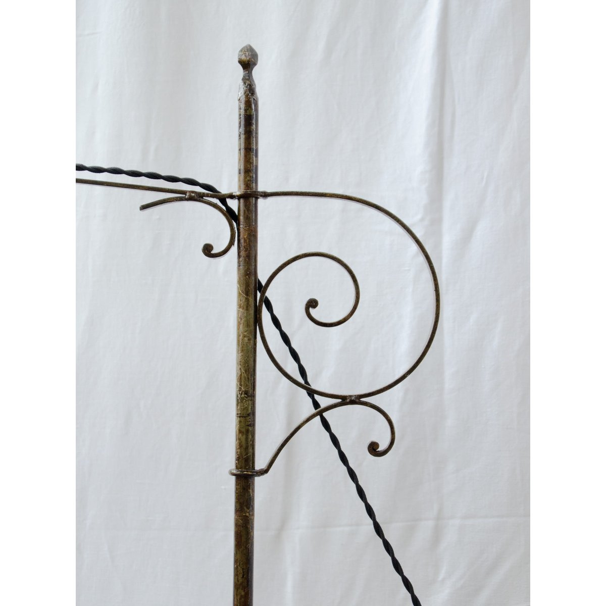 Lampadaire en fer forgé et rotin Julien N°429 - Bon état gris, DEBONGOUT