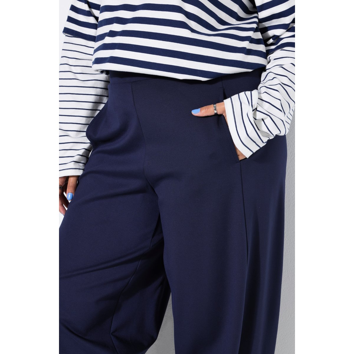 Pantalon coupe « barrel » bleu nuit, STUDIO UNTOLD