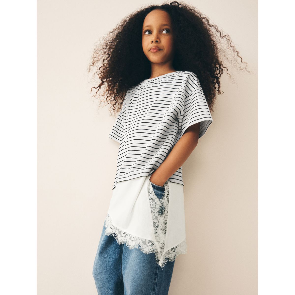 T-shirt à ourlet en dentelle asymétrique gris rayé, NEXT