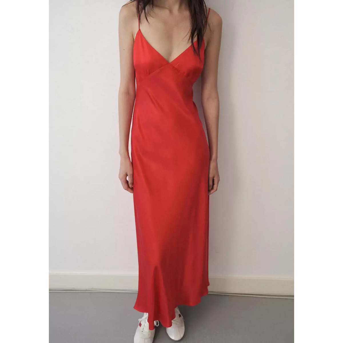 Robe en soie à décolleté en V rouge, MANGO