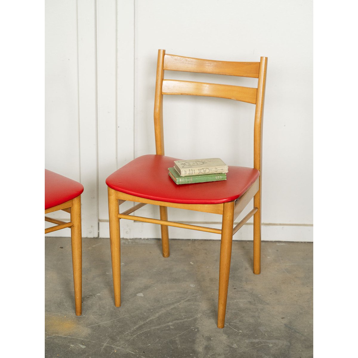 Paire de chaises scandinaves Alma N°2000 - Bon état bois clair, DEBONGOUT