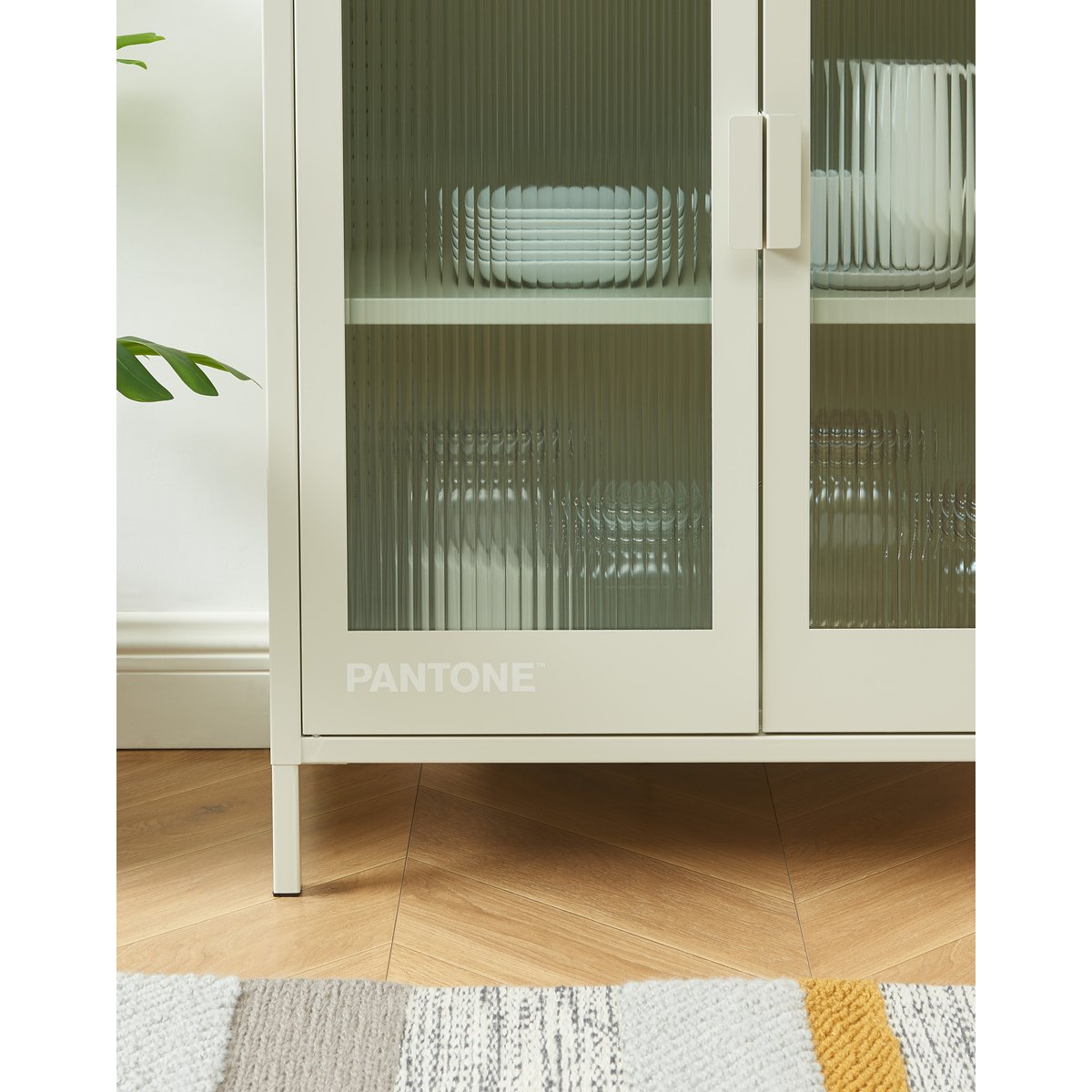 Buffet en acier et portes en verre cannelé beige sable, PANTONE