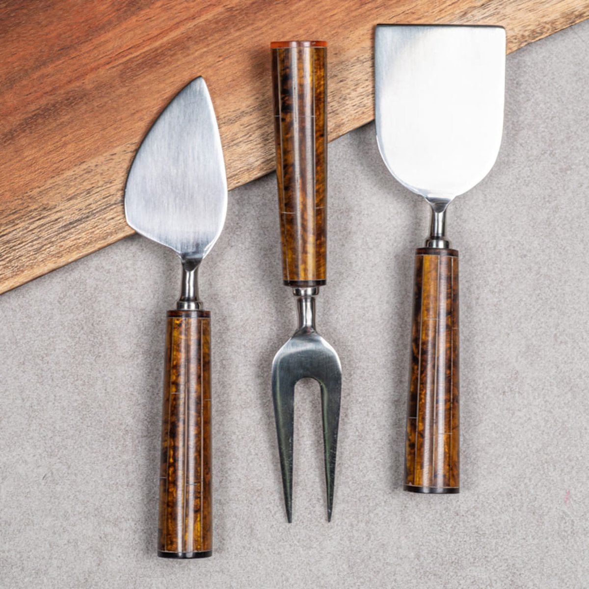 Service à fromage avec 3 couteaux Sabaï marron, TABLE PASSION