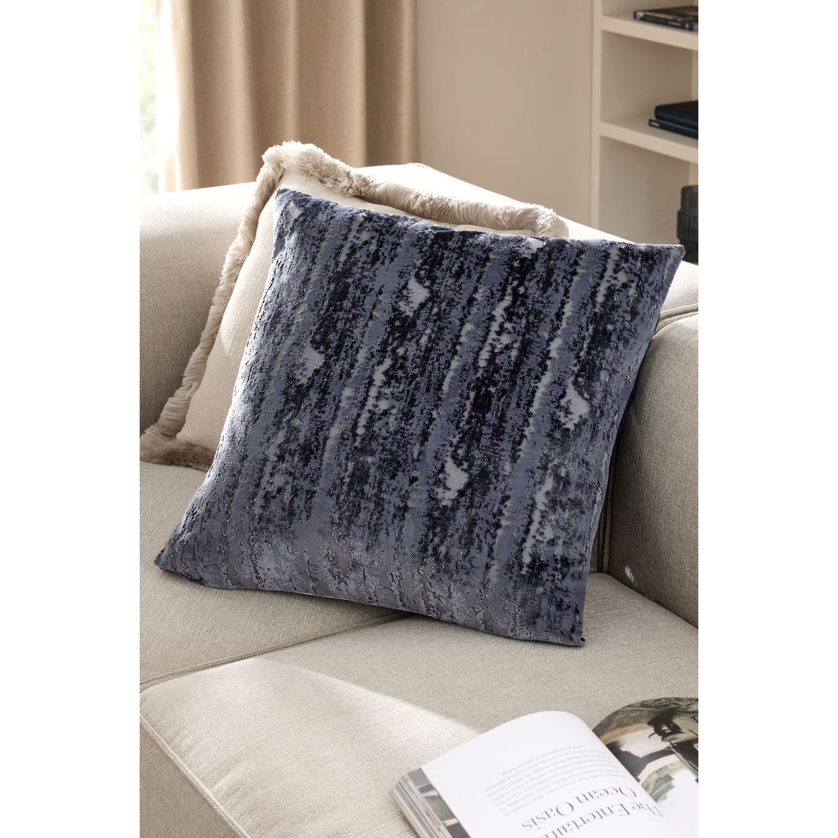 Coussin abstrait en velours collection luxe bleu marine, NEXT