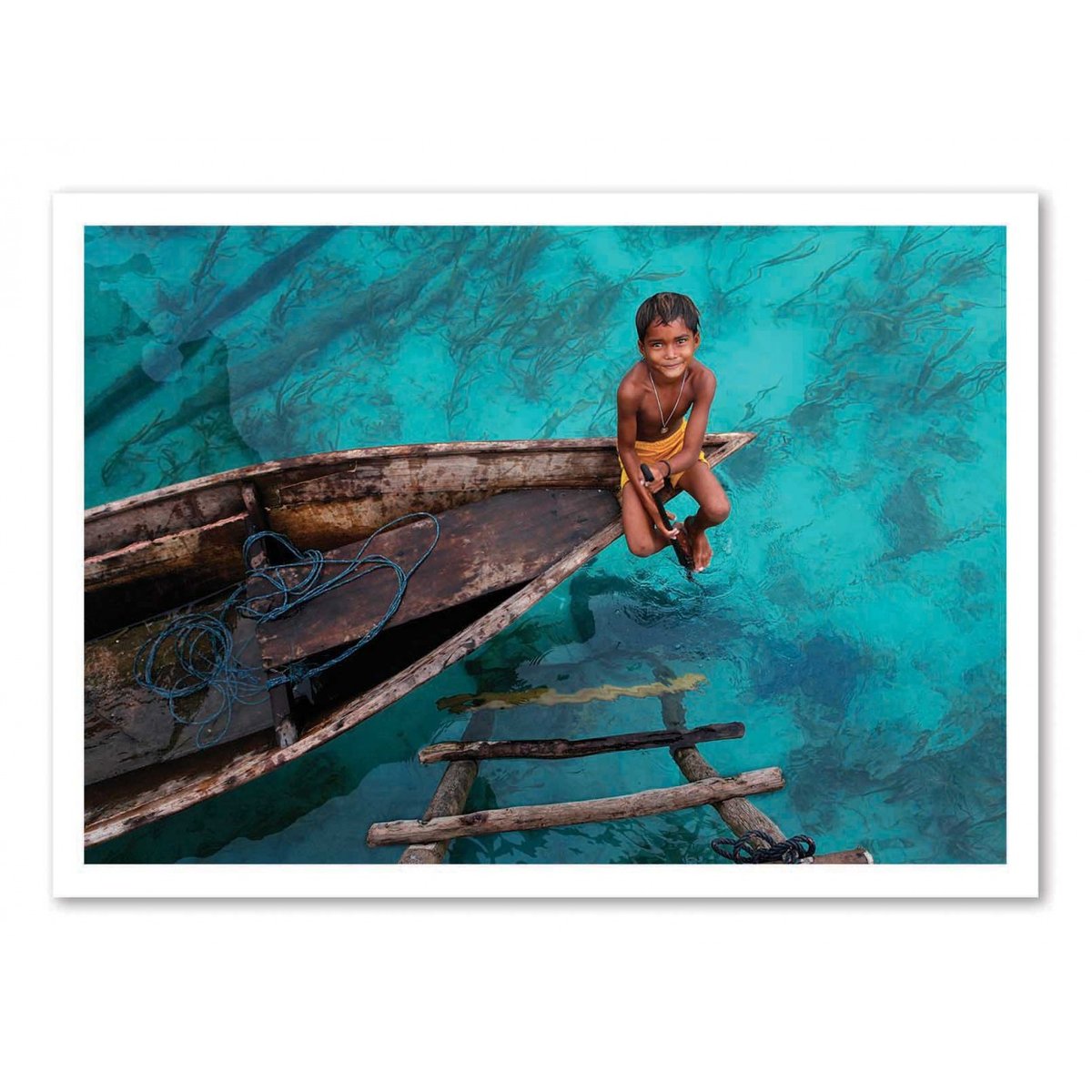 Affiche d’art et cadre noir 50 x 70 cm - Bajau Boy - Hesham  Alhumaid affiche d'art, WALL EDITIONS