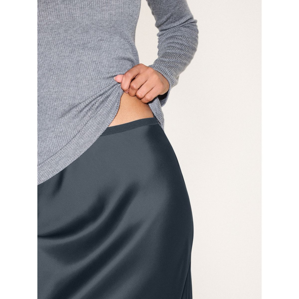 Jupe mi-longue en satin gris foncé, NEXT