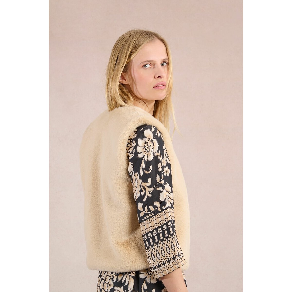 Sleeveless Cardigan in Fluffy Fabric beige, MOLLY BRACKEN