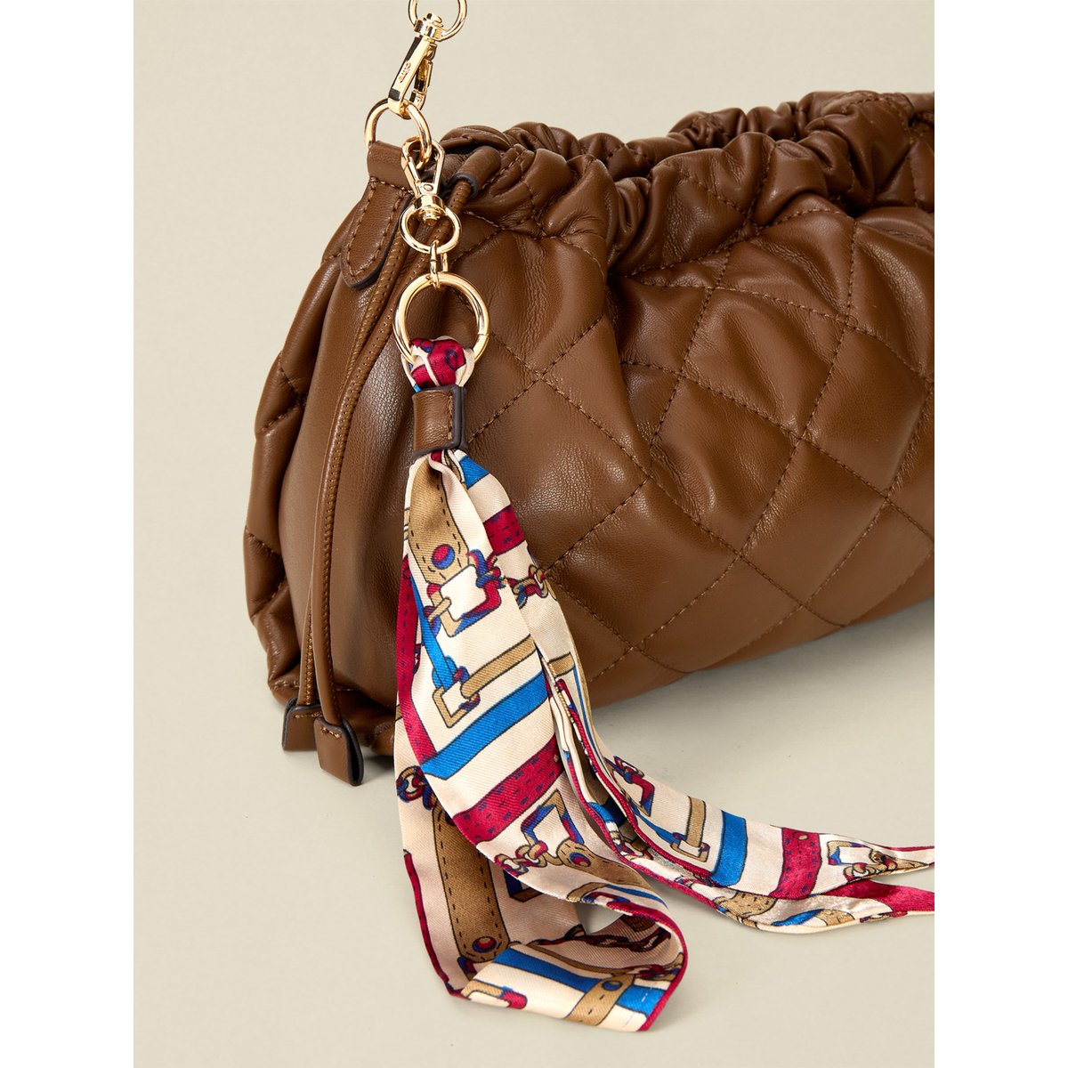 Sac matelassé avec cordon de serrage et charm marron, OLTRE