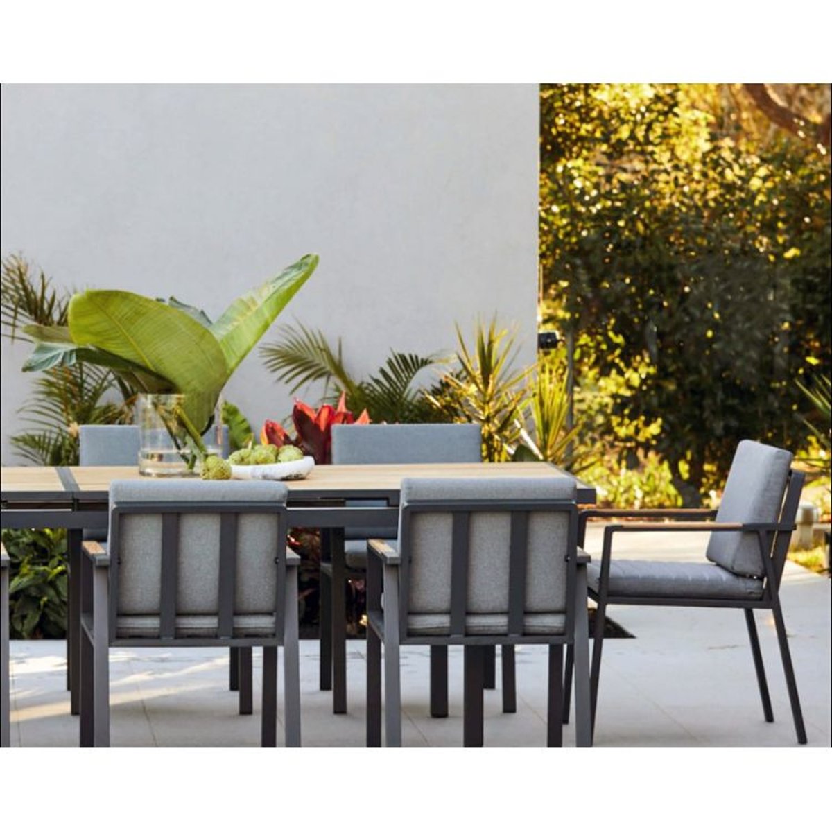 Table repas extensible en aluminium et teck, TORY gris anthracite, AU JARDIN DE CHLOÉ