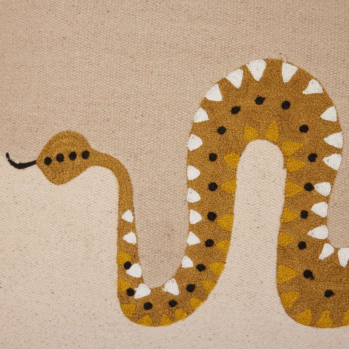 Housse De Coussin en Coton rebrodé d'un serpent en chaînette TEOTI naturel et python doré, MADURA