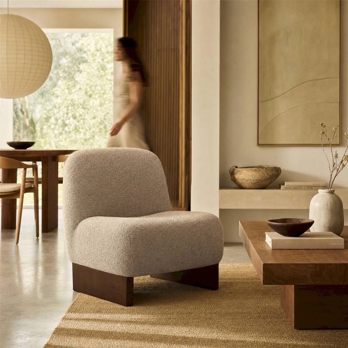 Fauteuil japandi tissu bouclé assise enveloppante beige grisé et marron bois, RECOLLECTION