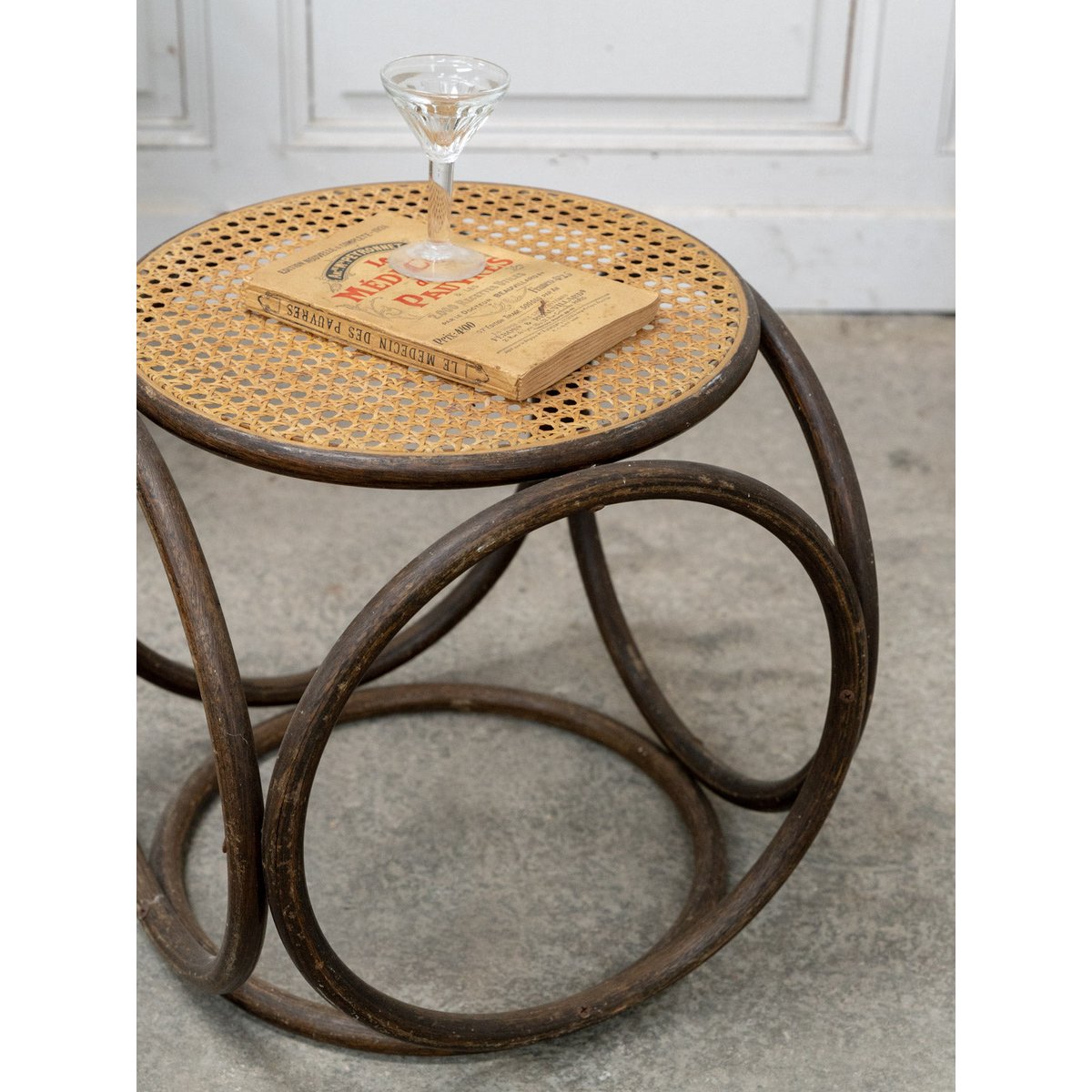 Table d'appoint en bois et cannage Francine N°1060 - Bon état bois foncé, DEBONGOUT