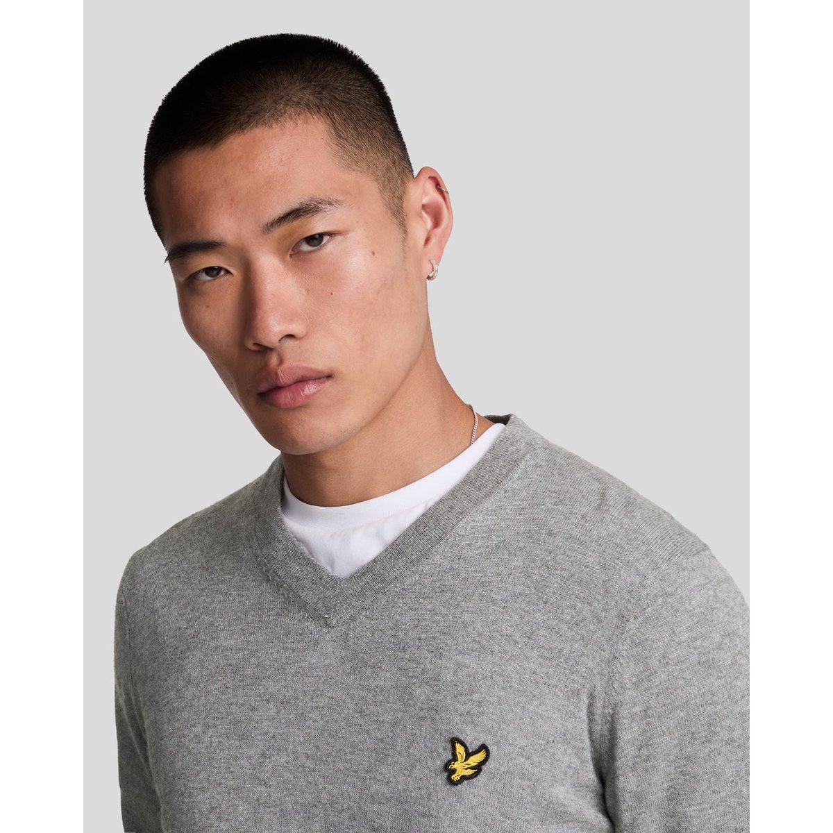 Pull en coton mérinos col V gris moyen chiné, LYLE & SCOTT