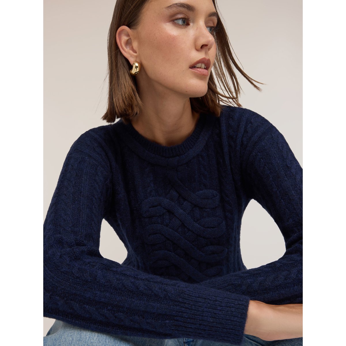 Pull tressé bleu, MOTIVI