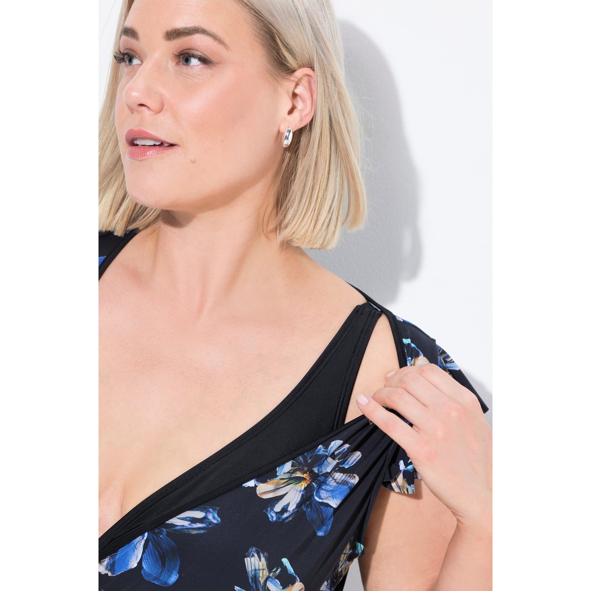 Robe de bain avec short. Motif à fleurs. noir, ULLA POPKEN