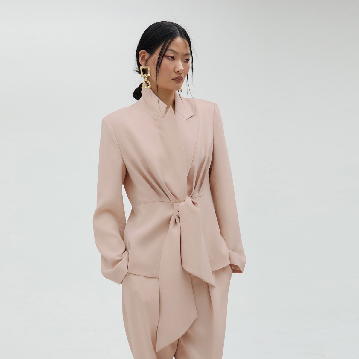 Blazer avec plis et nœud sur le devant nude, LOLA CASADEMUNT