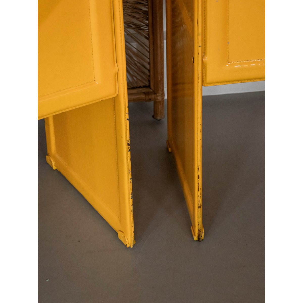 Paire de fauteuils jaunes vernies Jakob N°1267 - Bon état jaune, DEBONGOUT