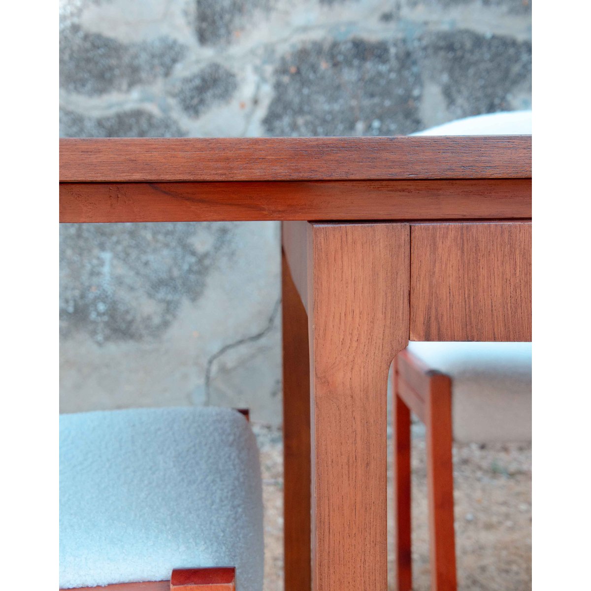 Table à manger en teck années 60 Karla N°1228 - Bon état bois clair, DEBONGOUT