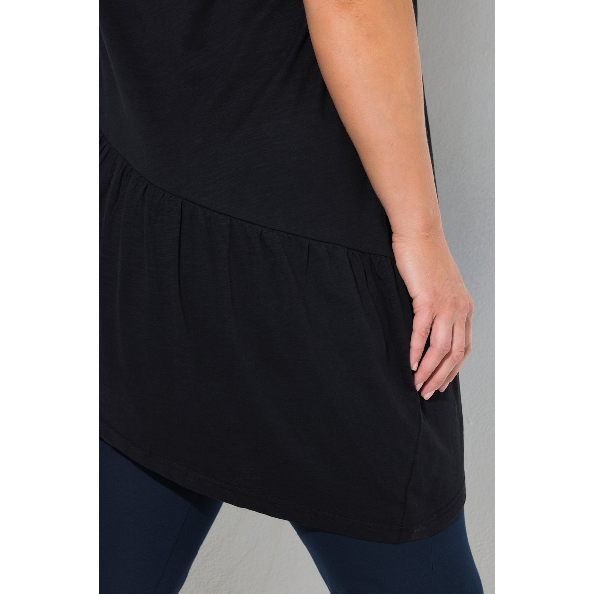 Top long, volant, coupe A, col rond noir, ULLA POPKEN