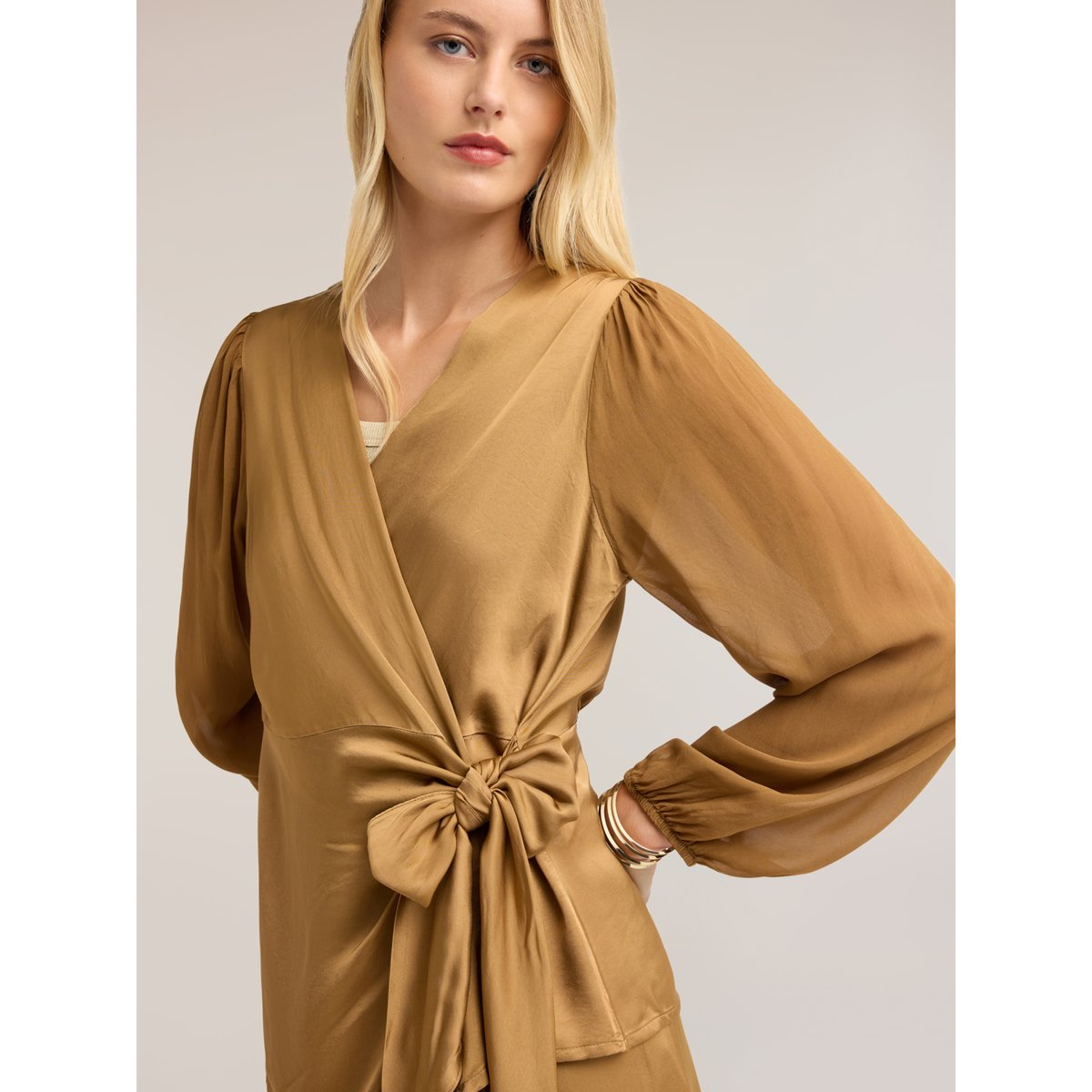 Blouse avec encolure en V et nœud beige, MOTIVI