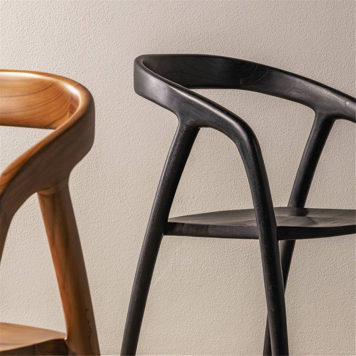Chaise arrondie en teck collection NIBI OKA noir, RECOLLECTION