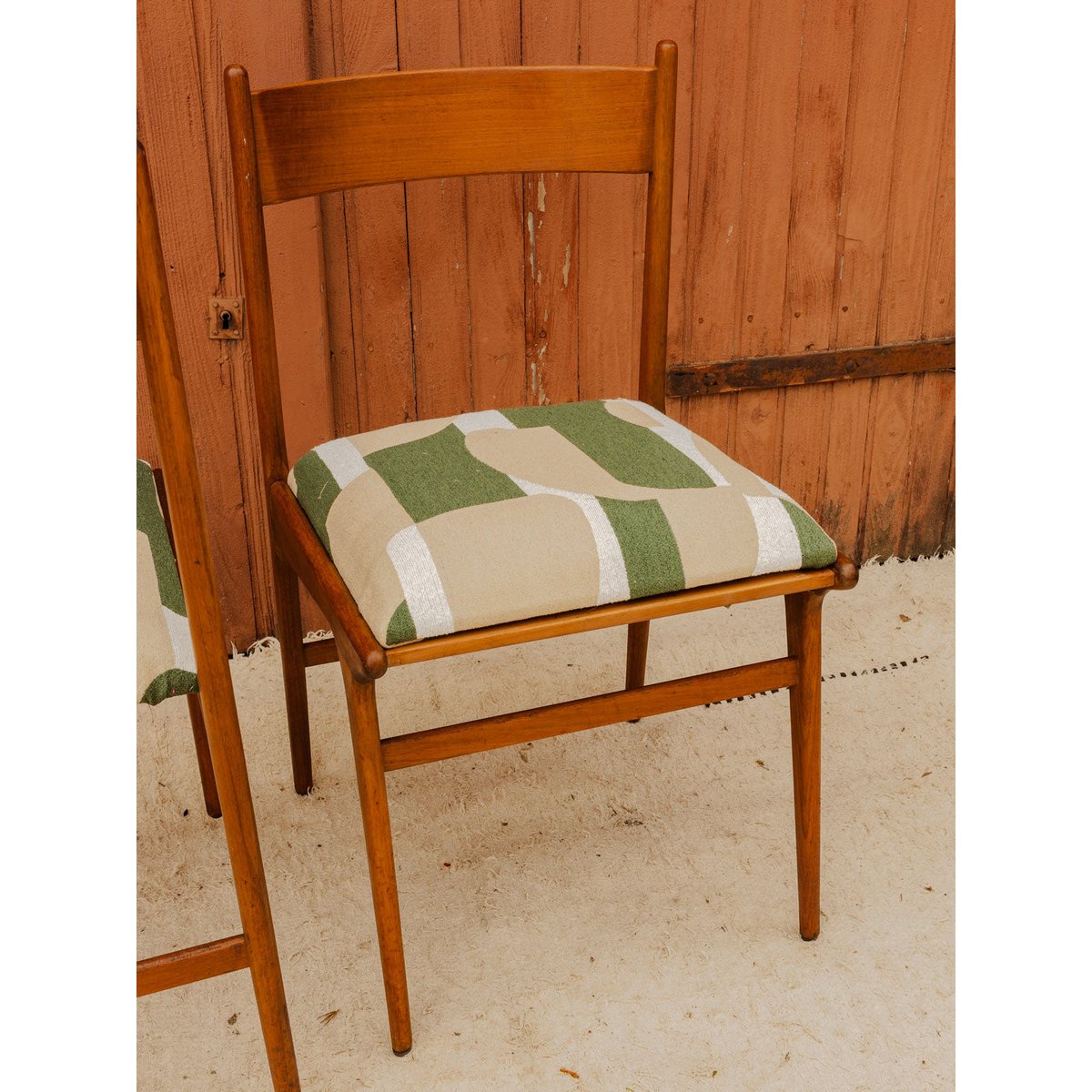 Lot de 4 chaises en bois et tissu Alma N°2077 - Bon état bois foncé, DEBONGOUT