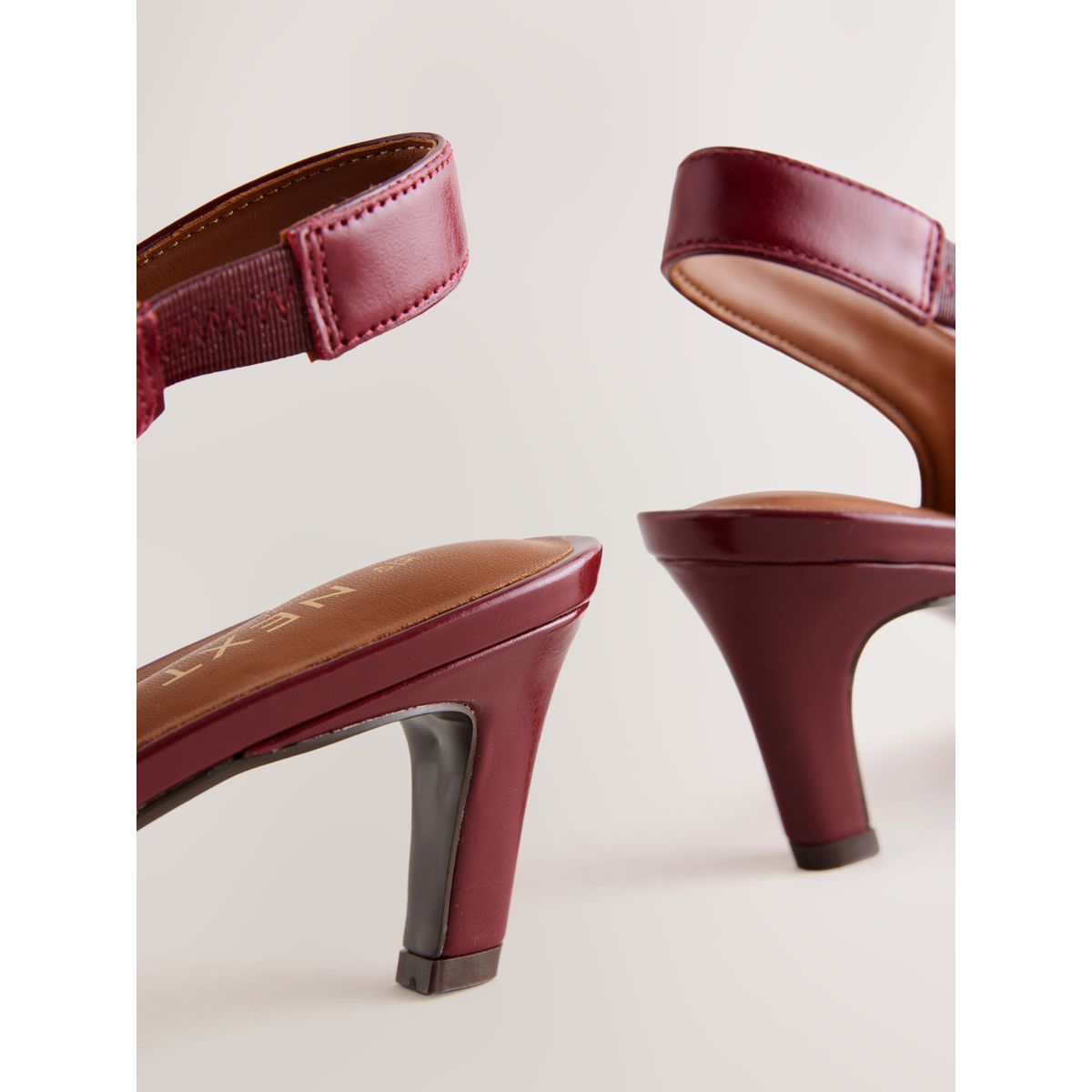 Chaussures en cuir bride arrière/bout pointu rouge, NEXT