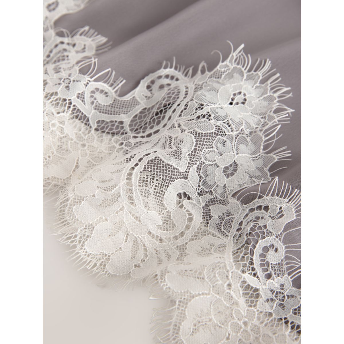 Mini-jupe en satin bordée de dentelle gris, NEXT