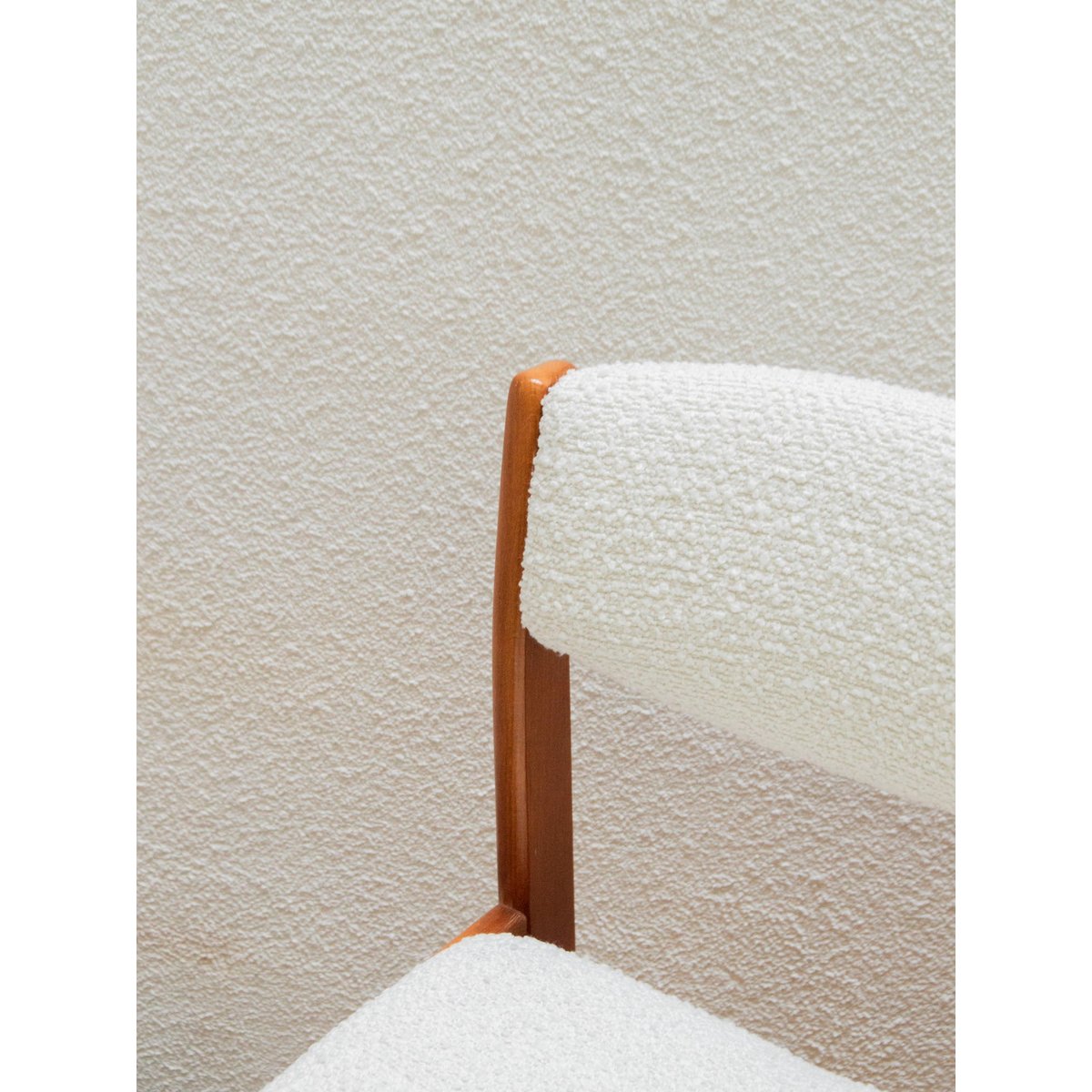 Paire de chaises en bois et tissu Alma N°1071 - Bon état bois, DEBONGOUT