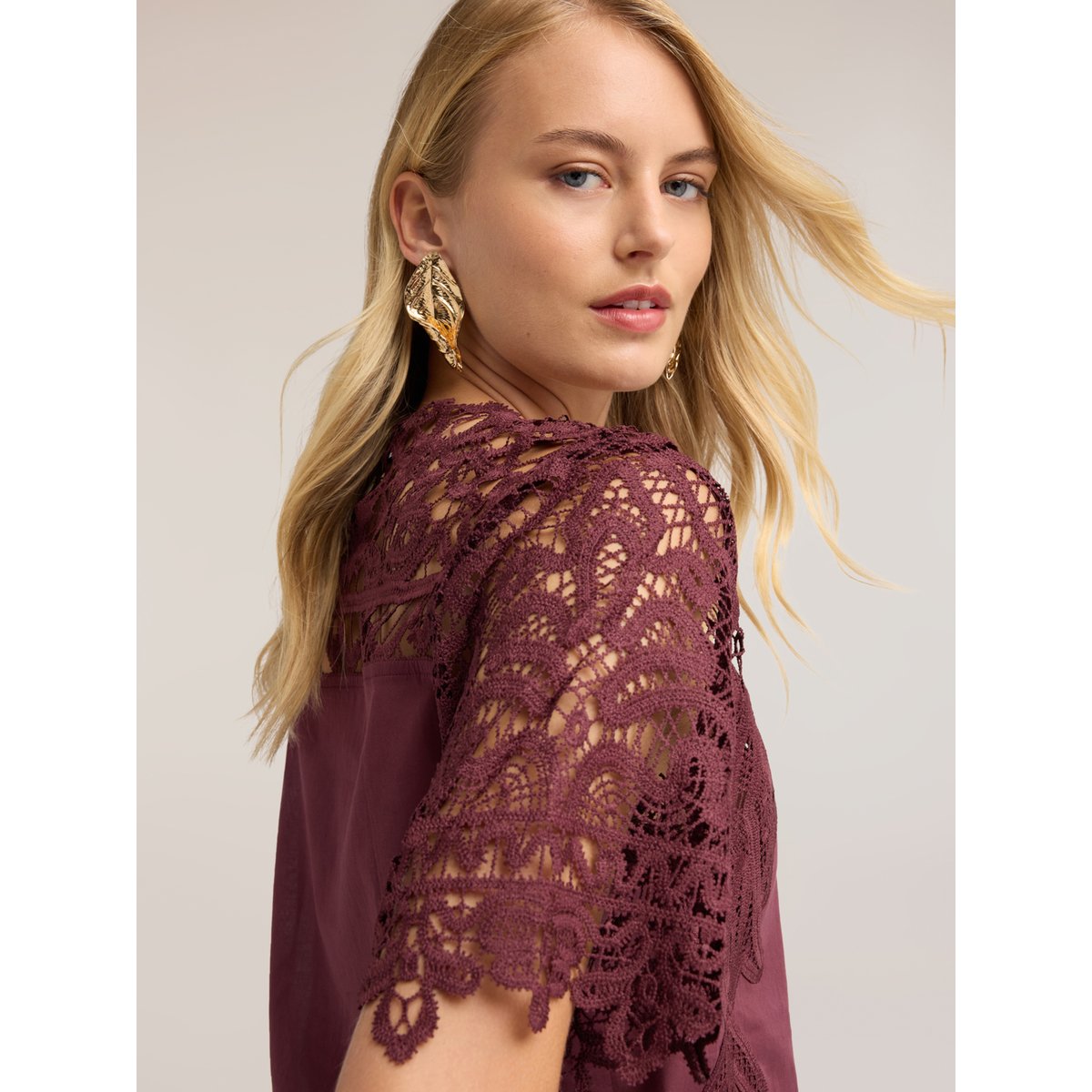 Blouse en coton avec insert en macramé violet, MOTIVI