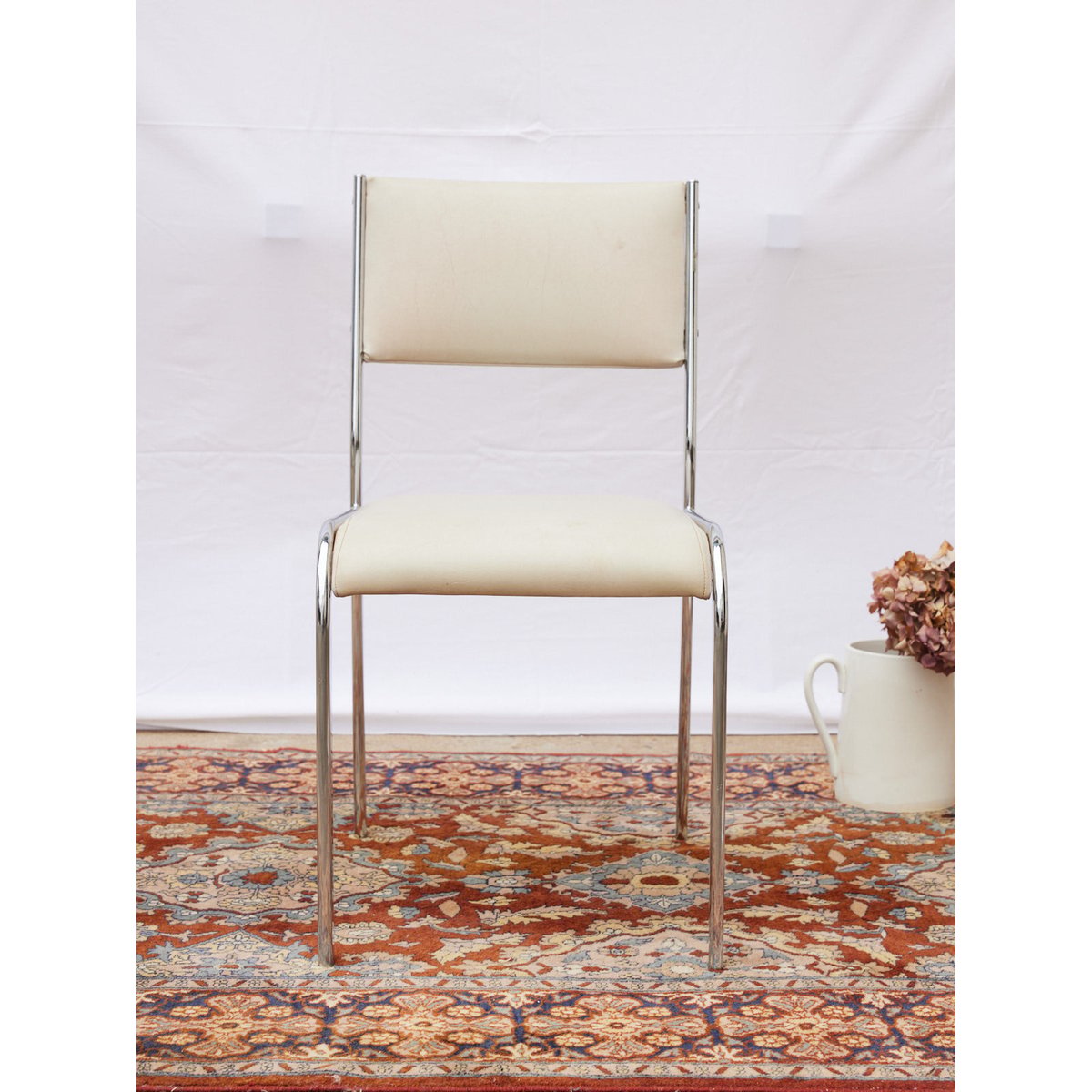 Chaise en skai et chrome Alma N°1725 - Bon état argenté, DEBONGOUT