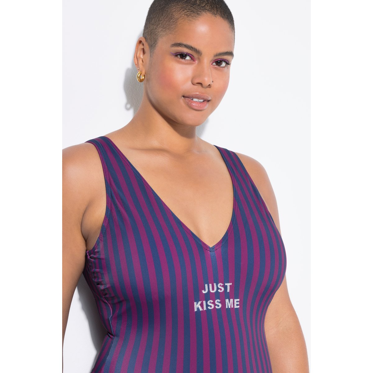 Maillot de bain rayé. Bonnets souples bleu foncé, STUDIO UNTOLD