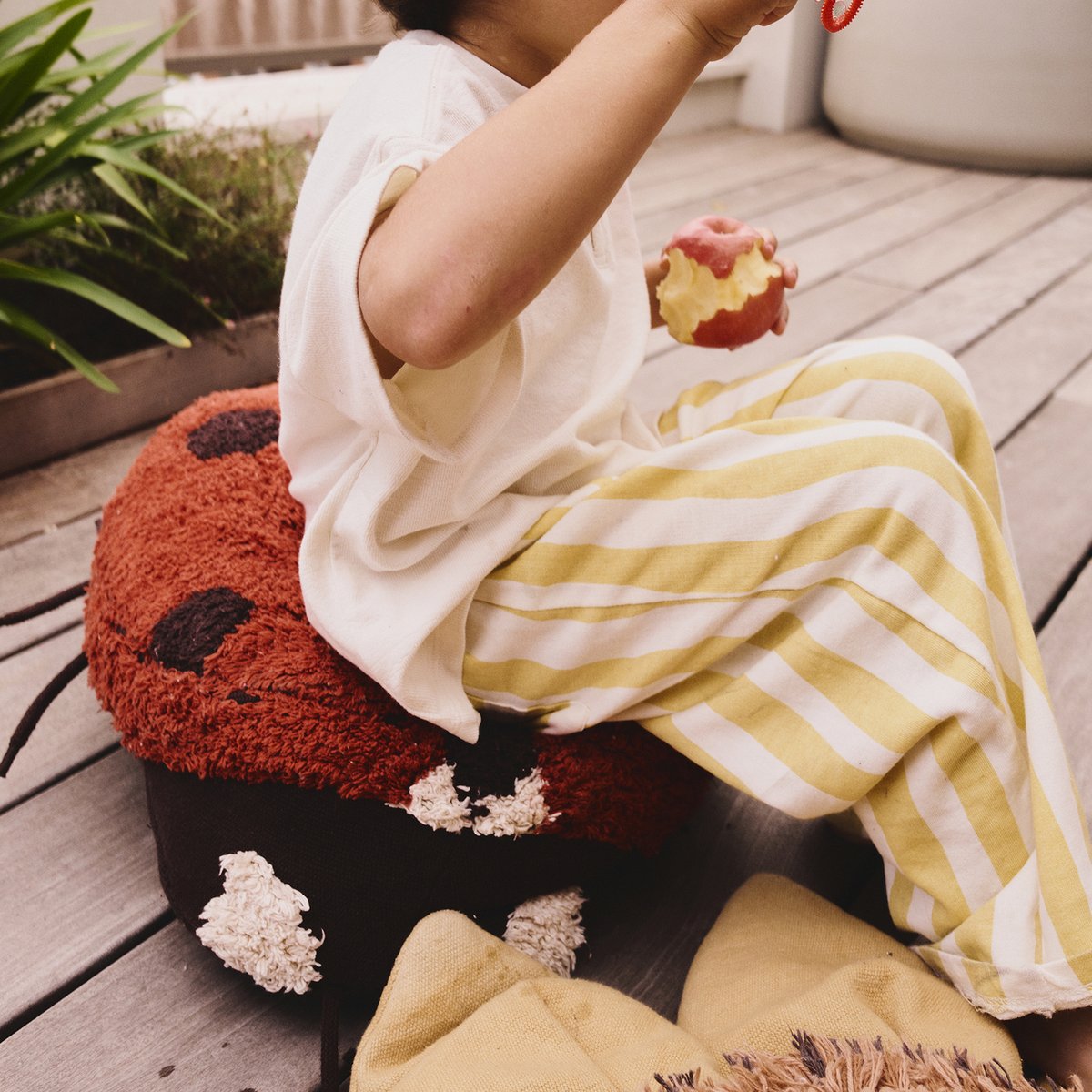 Coussin de sol Coccinelle Maria PETALS & PALS naturel, grain de café, bossa nova, LORENA CANALS